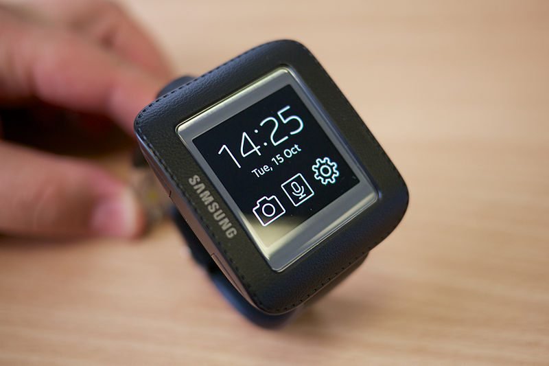 Samsung_Galaxy_Gear_in_cradle
